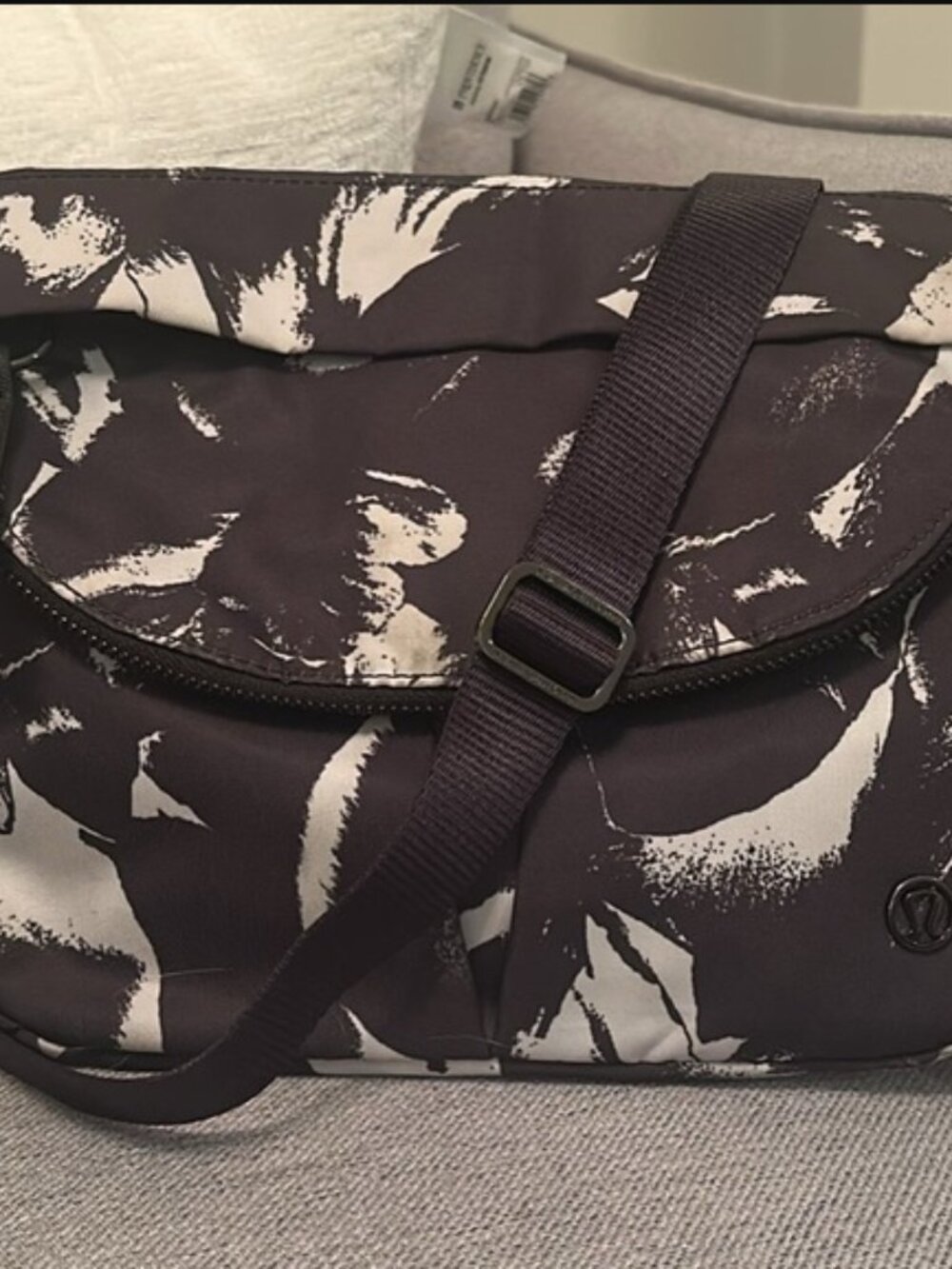 Lululemon 🖤 Black and White Nylon Printed 5L Festival Bag